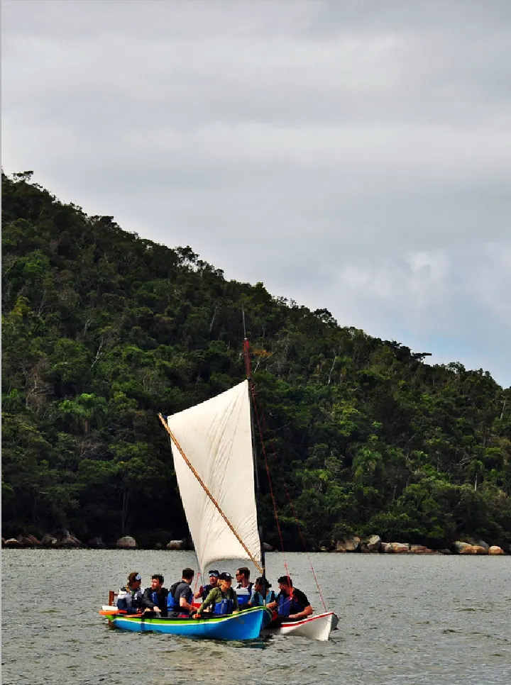 Canoa à vela com grupo