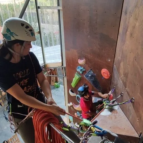 Segurança de uma criança na parede de escalada