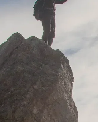 Sérgio J. Machado no alto de uma rocha durante expedição na Patagônia